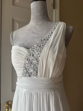 City Triangles White Ruched Stretch Top with Tag Detail